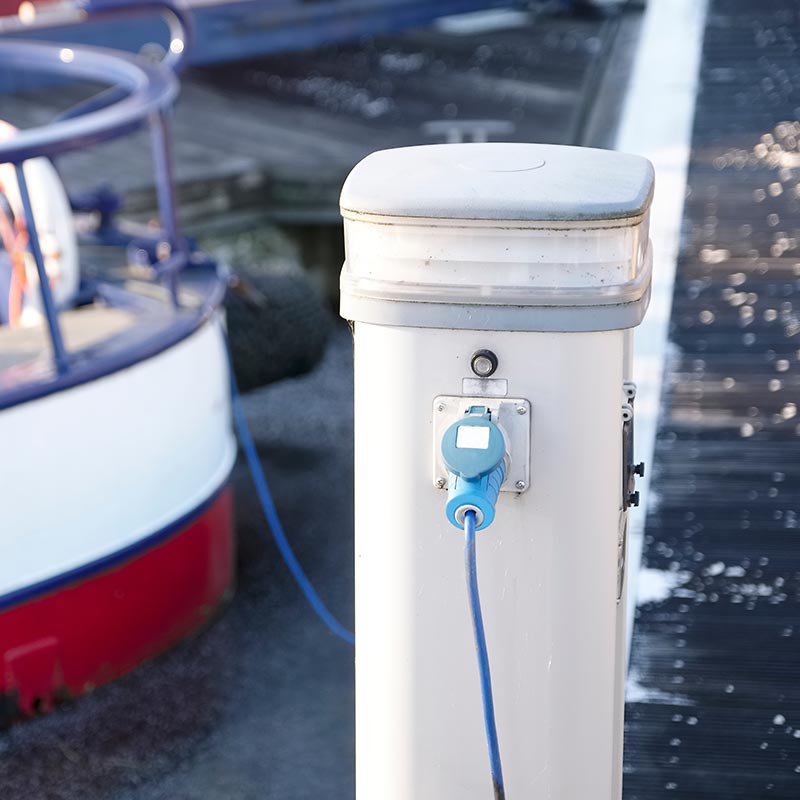 Borne de recharge électrique en port de plaisance
